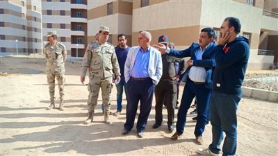 بهجات يتفقد العمل بمشروع الإسكان الاجتماعي بحدائق أكتوبر