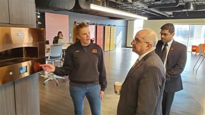 رئيس جامعة أسيوط يتعرف على التجربة المتميزة لـ