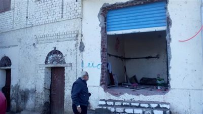 إغلاق وتشميع محال تجارية غير مرخصة بحي شرق أسيوط