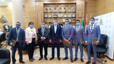 جامعة بنها تكرم طلاب صمموا أول بوابة للتعقيم الإلكتروني بالمستشفيات