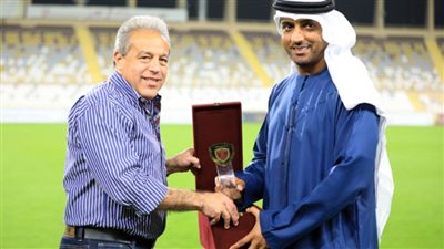 الوحدة الإماراتي يهدي الأهلي درع النادي ويرحب باستضافة تدريباته