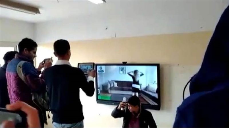 طلاب يشاهدون مهرجانات