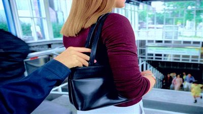 سقوط 3 سيدات لقيامهن بمحاولة سرقة موظفة أمام بنك بقها