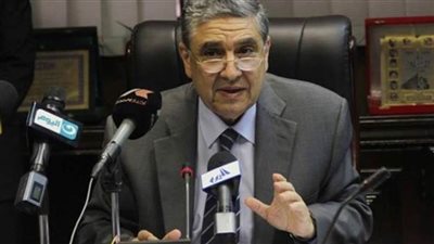 وزير الكهرباء يدشن محطة طاقة رياح بجبل الزيت