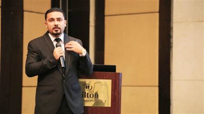 تكريم مصري في فرنسا لتميزه في عمليات السمنة