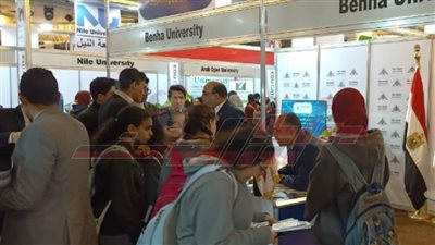  زحام طلابي أمام جناح جامعة بنها في ختام معرض 