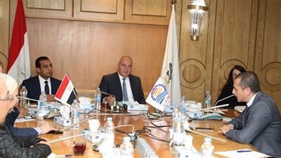 محافظ قنا يبحث خطوات تنفيذ مشروع التنمية الحضرية المتكاملة 