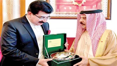 ولي عهد البحرين يبحث مع رئيس مجلس الشيوخ الباكستاني العلاقات الثنائية 