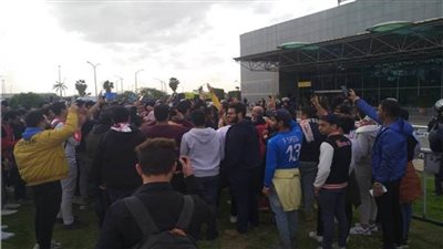 بالصور.. جماهير الزمالك تحتشد في مطار القاهرة 