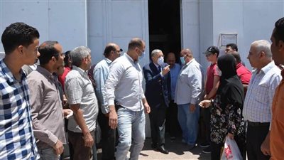 محافظ المنيا يوجه مسؤولي المصرية للاتصالات بالحد من تزاحم المواطنين أمام الفرع.. صور