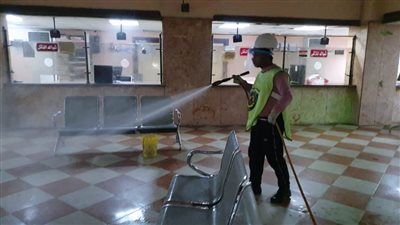 جامعة دمنهور تواصل إجراءات تطهير وتعقيم المنشآت العامة  (صور)