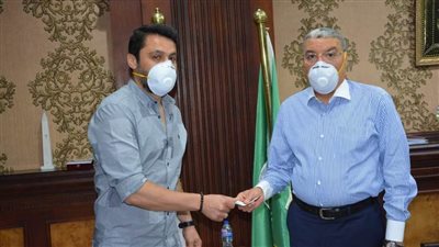 عميد لاعبي العالم يتبرع لحساب مواجهة كورونا في المنيا