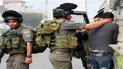 الاحتلال الإسرائيلي يعتقل 5 فلسطينيين في بلدة 