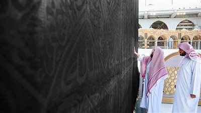 بالصور.. غسيل الكعبة المشرفة وتعقيمها وتطييبها