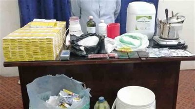 الشرطة تضبط معملًا لتصنيع مخدر الآيس داخل منزل عنصر إجرامي بسوهاج
