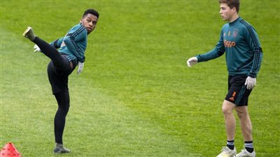 أياكس الهولندي يتعايش مع كورونا ويعود لتدريباته الجماعية