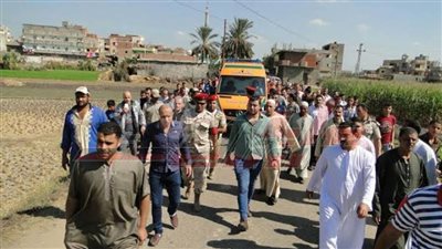 أهالي أبوان بمطاي شمال المنيا يشيعون جثمان المجند علاء عماد وسط هتافات بالقصاص