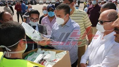 بالصور.. توزيع مواد غذائية ولحوم على أسر العزل المنزلي بـ”المنوفية“