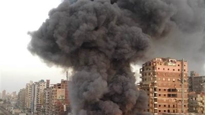 حريق هائل يلتهم معرض ملابس بميت غمر.. صور