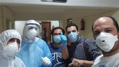 تورتة وزغاريد.. احتفال 16 متعافيا بشفائهم من 