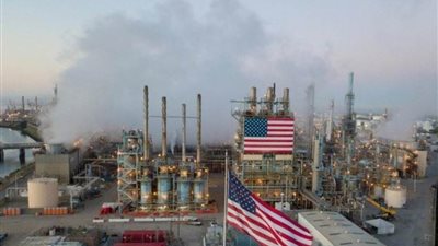 النفط يصعد وينهي الأسبوع على ارتفاع مع بدء تخفيضات قياسية لـ