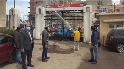 وضع بوابة تعقيم أمام محكمة المنشية وسط الإسكندرية