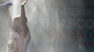 في بلد الـ100 ألف إصابة بكورونا... رئيس الدولة يقود مظاهرة شعبية