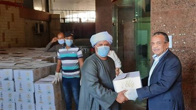 توزيع معونات على العاملين المتضررين في قطاع السياحة