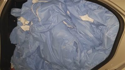 ضبط  250 رداء طبيا مجهولا بسيارة صاحب مصنع ملابس