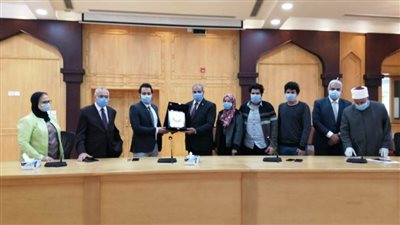 جامعة الأزهر تكرم أطباء قافلة تشاد