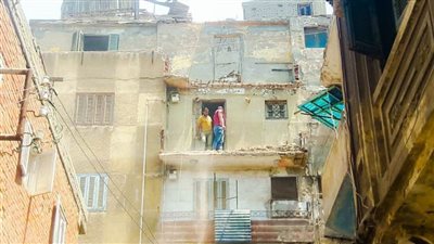 عاجل.. انهيار شرفة عقار قديم بالمنصورة.. صور