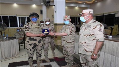 رئيس الأركان  يتناول الإفطار مع مقاتلى مكافحة الإرهاب بشمال سيناء (صور)