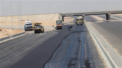 استكمال رصف وتخطيط طريقي الدائرى الجنوبي والواحات بأكتوبر (صور)