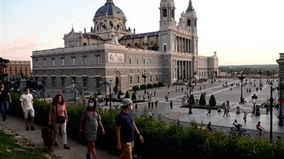 نصف الإسبان يستعدون لتخفيف قيود العزل مع انخفاض عدد الوفيات