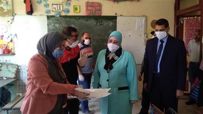 وكيلة تعليم كفرالشيخ تتفقد تسليم أبحاث الطلاب 