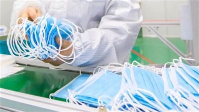 الغرفة التجارية بالمنيا توزع كمامات وقفازات على المواطنين مجانًا