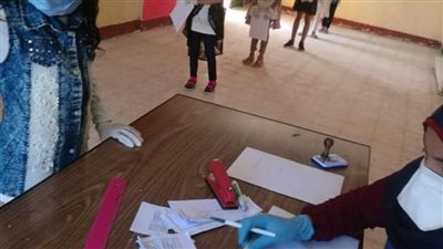 توزيع كمامات على طلاب كفر الشيخ أثناء تقديم أبحاثهم