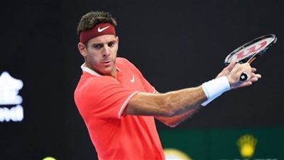 نجم التنس الأرجنتيني يتبرع بحذاء ويمبلدون لمكافحة كورونا