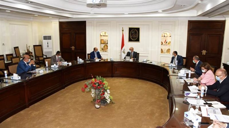 وزير الإسكان ومحافظ