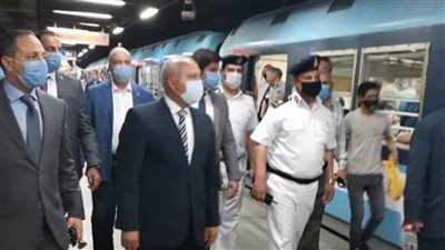 عاجل.. وزير النقل يفاجئ العاملين بمحطة مترو الشهداء (صور)