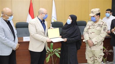 تكريم أسر الشهداء والممرضات المتعافيات من كورونا ببني سويف 