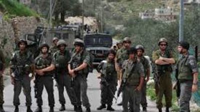 قوات الاحتلال الإسرائيلي تعزل بلدة شمال الضفة وتعتقل شابا وينكل بأسرة