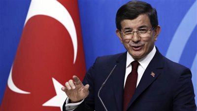 داود أوغلو: حكومة أردوغان وراء شائعات الانقلاب.. وستضر بالبلاد