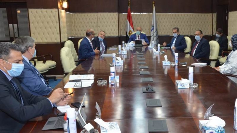 وزير الإسكان خلال