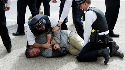 بصق عليها..  بريطانيا تستجوب رجلا تسبب في وفاة عاملة قطارات بـ