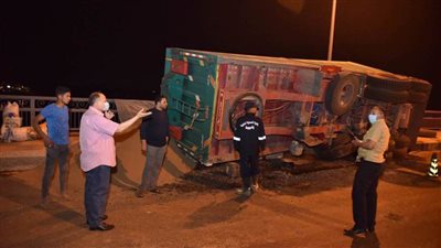 انقلاب مقطورة محملة بالفوسفات على كوبرى الواسطى بأسيوط