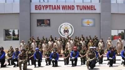 وزير الدفاع يتفقد إصطفاف عناصر قوات المظلات