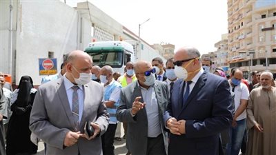 محافظ قنا يتفقد اصطفاف سيارات قافلة مُحملة بـ 12500 كرتونة مواد غذائية