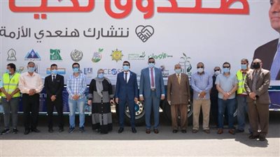 التقى وزير الري ووزع مساعدات غذائية