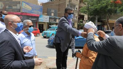 محافظ بني سويف يلزم عامل نظافة بارتداء الكمامة